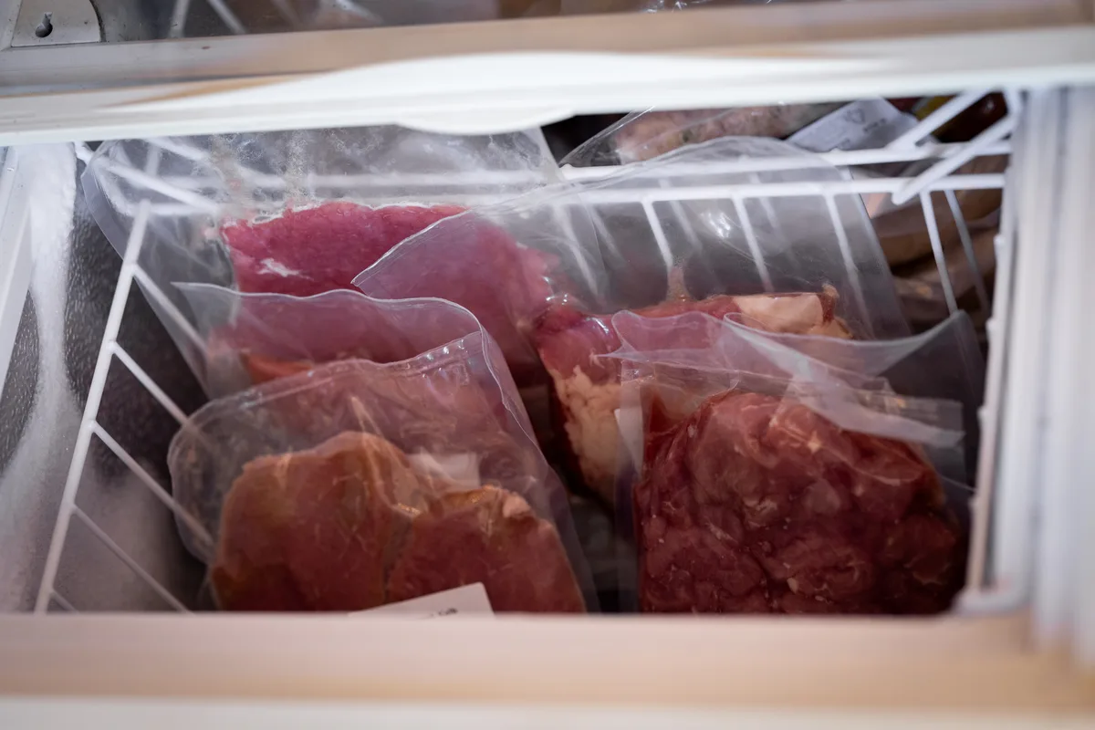 Abgepacktes und vakuumiertes Kalbfleisch liegt in einer Kühltruhe.